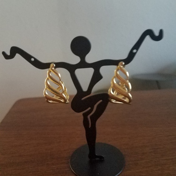 Vintage Gold Design Earrings - Picture 2 of 2